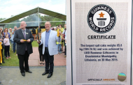 Didžiausią pasaulyje šakotį iškepusi „Romnesa“ gavo tai patvirtinantį Gineso rekordų knygos sertifikatą