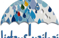 Lietuvos autizmo asociacijos simbolis – mėlynasis skėtis – nušvis ant Alytaus Rotušės