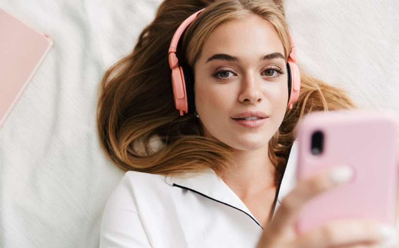 Ar muzikos per ausines klausotės saugiu garsu? Klaidos gali lemti suprastėjusią klausą