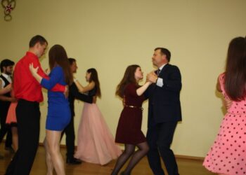 Diplomų įteikimo šventėje skambėjo mokyklinis valsas