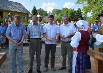 Žiūrų kaimo žmonės džiaugiasi nauju tiltu ir kryžiumi