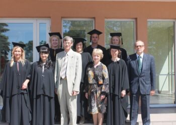 Alytaus kolegiją baigė pirmoji absolventų grupė iš Varėnos