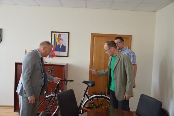 Už meilę dviratininkams Alytaus miesto savivaldybė gavo naują transporto priemonę