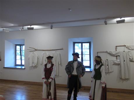 Po šimto metų dzūkiški aprėdai žiba Kupiškio muziejuje