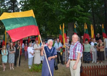 Tautiška giesmė Marcinkonyse skambėjo plazdant dvidešimt penkioms trispalvėms