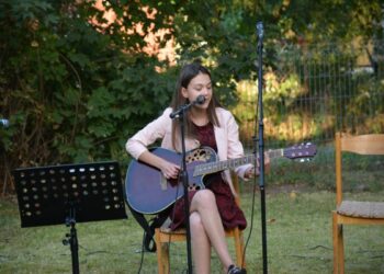 Santaikoje skambėjo gitarų akordai