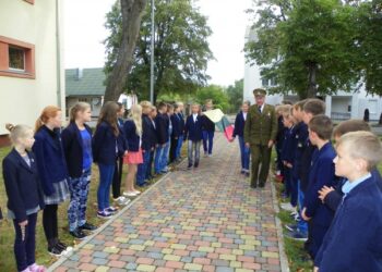 5a ir 5 b klasių istorijos pamoka Lazdijų Motiejaus Gustaičio gimnazijos kiemelyje