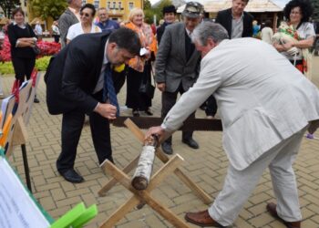 Šventėje LAZDIJŲ RUDUO 2015 tradicinių vestuvių atspindžiai, ilgiausio nuometo rekordas ir mero skanėstai