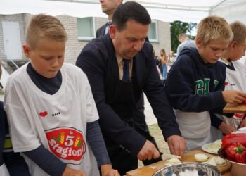 Dienos centro atidaryme – mėsainių gaminimo pamoka