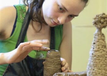 Alytaus dailiųjų amatų mokykla kviečia alytiškius į vakarinius kursus