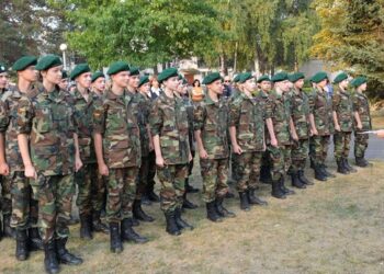 Varėnos „Ąžuolo“ gimnazijoje prisiekė pirmosios šaulių klasės mokiniai