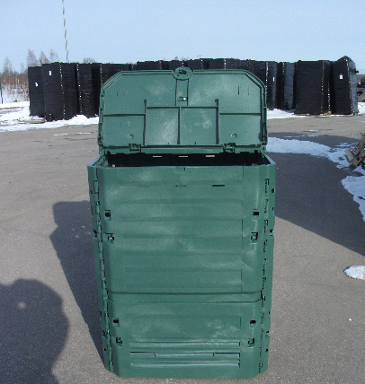 Pradedami dalinti kompostavimo konteineriai
