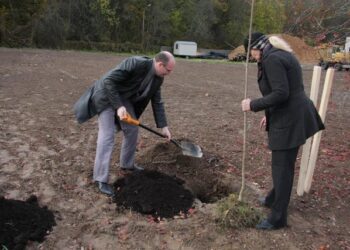 Birštono savivaldybės merė ir administracijos atstovai dalyvavo medelių sodinimo akcijoje