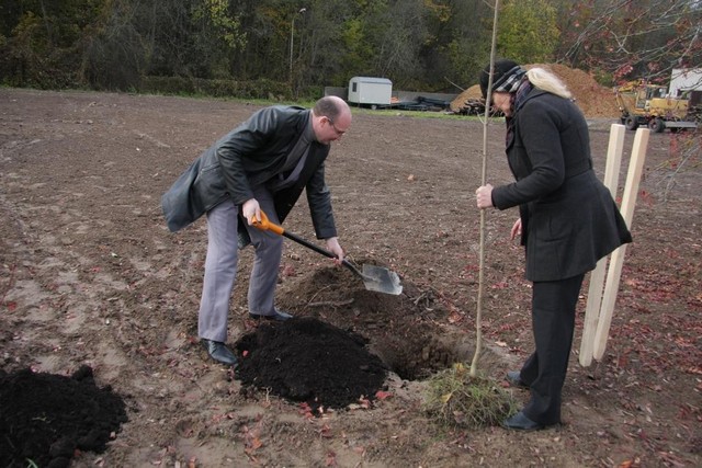 Birštono savivaldybės merė ir administracijos atstovai dalyvavo medelių sodinimo akcijoje