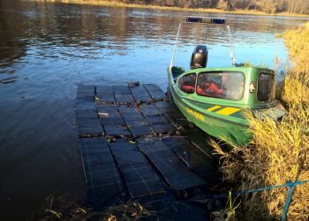 Pasieniečiai sulaikė iš Baltarusijos Nemunu plukdytą cigarečių krovinį su 3 GPS įrenginiais (foto)