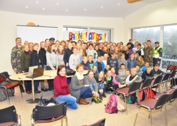 Lazdijų Motiejaus Gustaičio gimnazijos aštuntokai programos „Pažink! Atrask! Nenusikalsk!” dalyviai