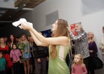 Grytės Pintukaitės parodos atidaryme – gyvenimo spalvos ir atsakymai, perduoti nešti baltam balandžiui