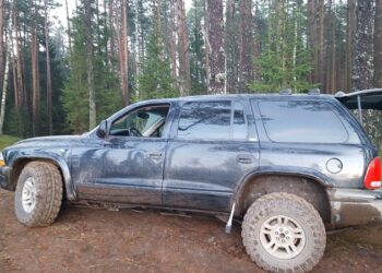 Kontrabandininkai spruko palikę ir automobilį su cigaretėmis, ir kitus savo daiktus (foto)