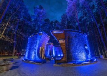 Minint Pasaulinę diabeto dieną, mėlynai nušvito mineralinio vandens garinimo bokštas