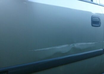 Tyrimas: beveik penktadalis vairuotojų yra radę automobilio durelėmis apgadintą mašiną