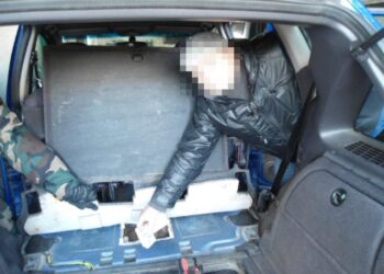 Vilniečio automobilio slėptuvėje – kontrabandiniai baltarusiški rūkalai