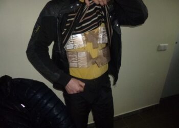 Dviračiu į Lietuvą važiavęs baltarusis po drabužiais slėpė 200 pakelių cigarečių (foto)