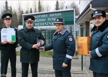 Pareigūnų dalintuose lankstinukuose – įspėjimai apie atsakomybę už kyšius (foto)
