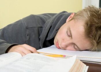 Paaugliai miega vis mažiau