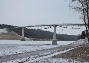 Alytiškiai jau gali vaikščioti aukščiausiu Lietuvoje pėsčiųjų ir dviračių tiltu
