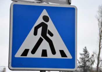 Dar viena saugaus eismo priemonė Alytuje – budėjimas prie mokyklų esančiose pėsčiųjų perėjose