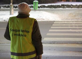 Dar viena saugaus eismo priemonė Alytuje – budėjimas prie mokyklų esančiose pėsčiųjų perėjose