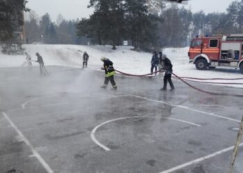 Įrengta ledo čiuožykla