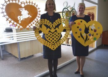 Vasario 16-ąją šildys tautiškais raštais pražydę širdys