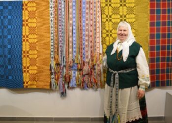 „Auksalio kupke“ įvairiausiomis spalvomis suspindėjo Varėnos krašto kūrėjų darbai