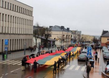 Kovo 11-osios minėjimas Alytuje: šventinis bėgimas, koncertas „Laisvės spalvos“ ir milžiniška trispalvė