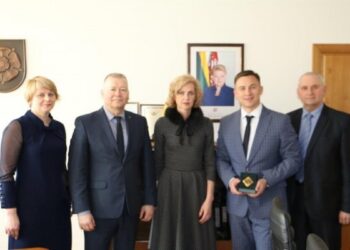 Savivaldybės vadovų sveikinimai Metų mokytojui Donatui Vasiliauskui