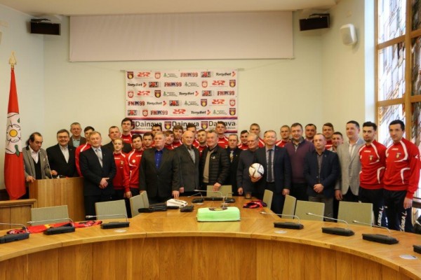 Pristatytas naujai atgimęs futbolo klubas „Dainava“