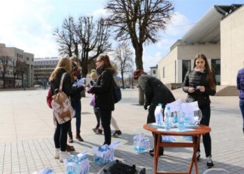 Rotušės aikštėje buvo dalijami nemokami vandens buteliukai – paminėta Vandens diena