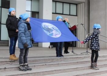 Minint Pasaulinę Žemės dieną Rotušės aikštėje „nutūpė“ balti balandžiai