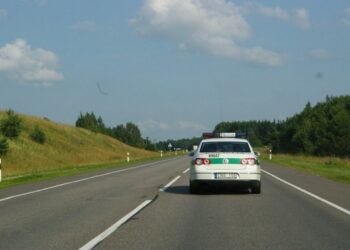 Alytaus policija su švyturėliais į ligoninę lydėjo būsimus tėvelius