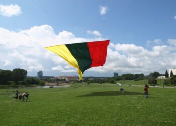 Nepriklausomybės atkūrimo dienos proga danguje virš Birštono bus pakelta didelė Trispalvė