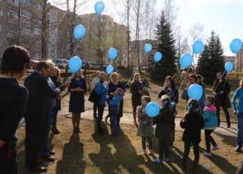 Minint Pasaulinę autizmo dieną į dangų pakilo vaikų ir tėvelių svajonės