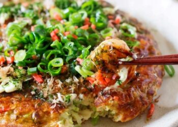 Okonomiyaki arba kaip blynas iš makaronų galėjo tapti 2016 m. kulinarijos tendencija?