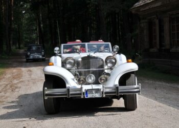 Istorinius pasienio kelius užtvindys automobilizmo klasika