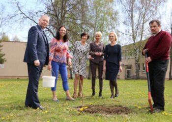 Pasodintas ketvirtasis simbolinis akcijos „Alytiškis – alytiškiui“ ąžuoliukas