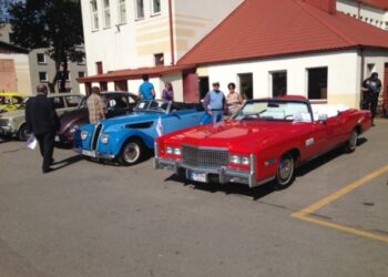 Nuotrauka atminčiai istorinės technikos fone