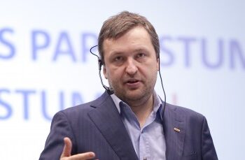Politologai sako, kad pasitraukdamas iš Liberalų sąjūdžio A.Guoga bando išlikti politikoje