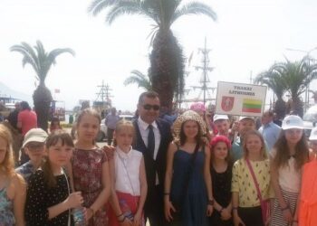 Trakų delegacija Alanijoje įteikė savo rankomis pagamintą draugystės medį