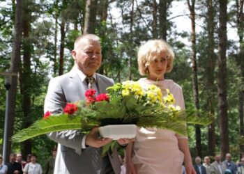 Prie „Nurimusio varpo“ skulptūros sutūpė būrys „Vilties angelų“ – paminėta Gedulo ir vilties diena