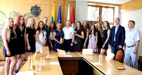 Miesto meras pasveikino ASRC krepšininkes – MKL jaunučių merginų čempiones
